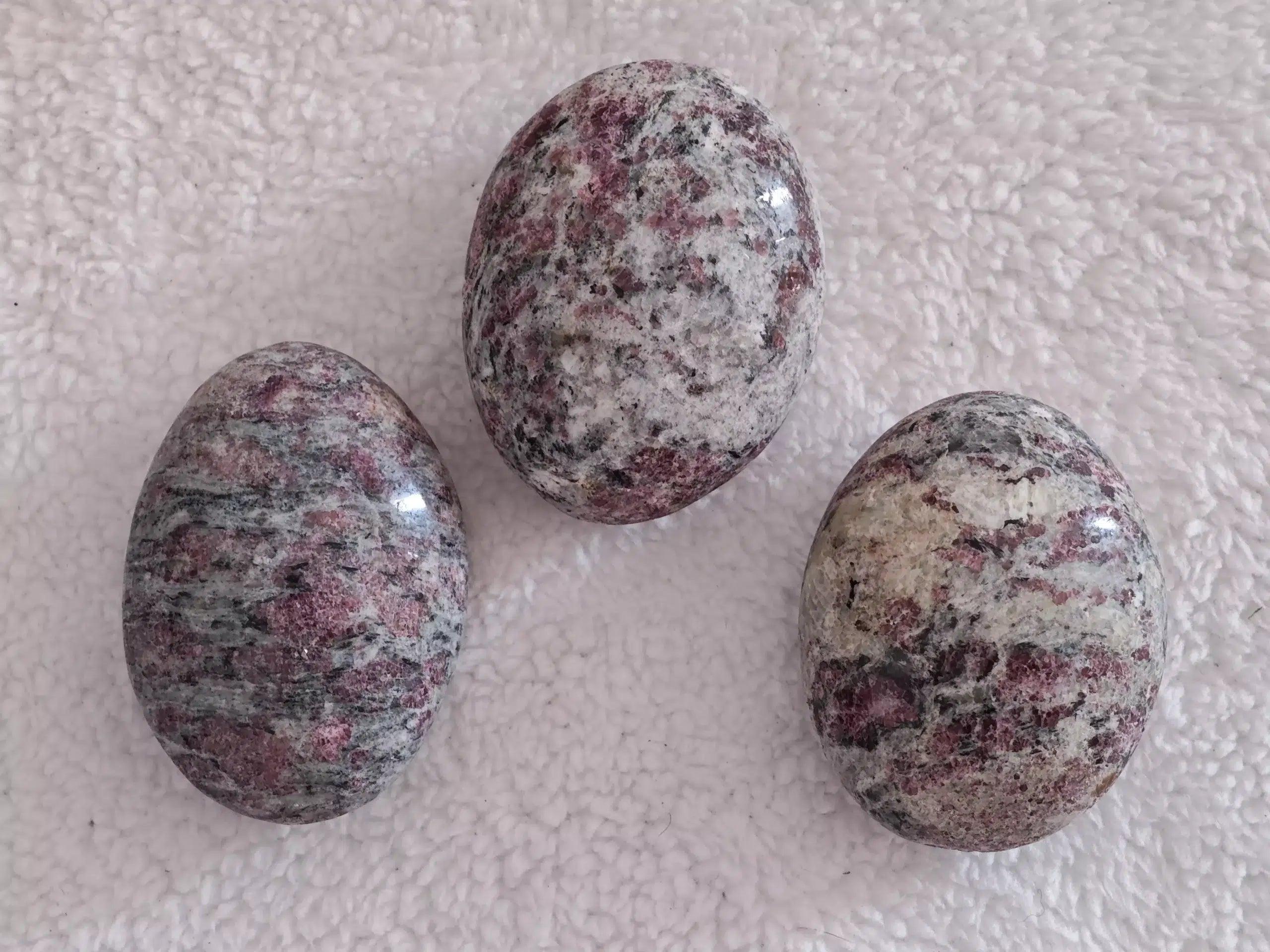 Tourmaline Rose sur Quartz - A - Galet - Oracles & Lunes