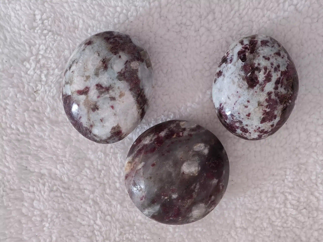 Tourmaline Rose sur Quartz - A - Galet - Oracles & Lunes