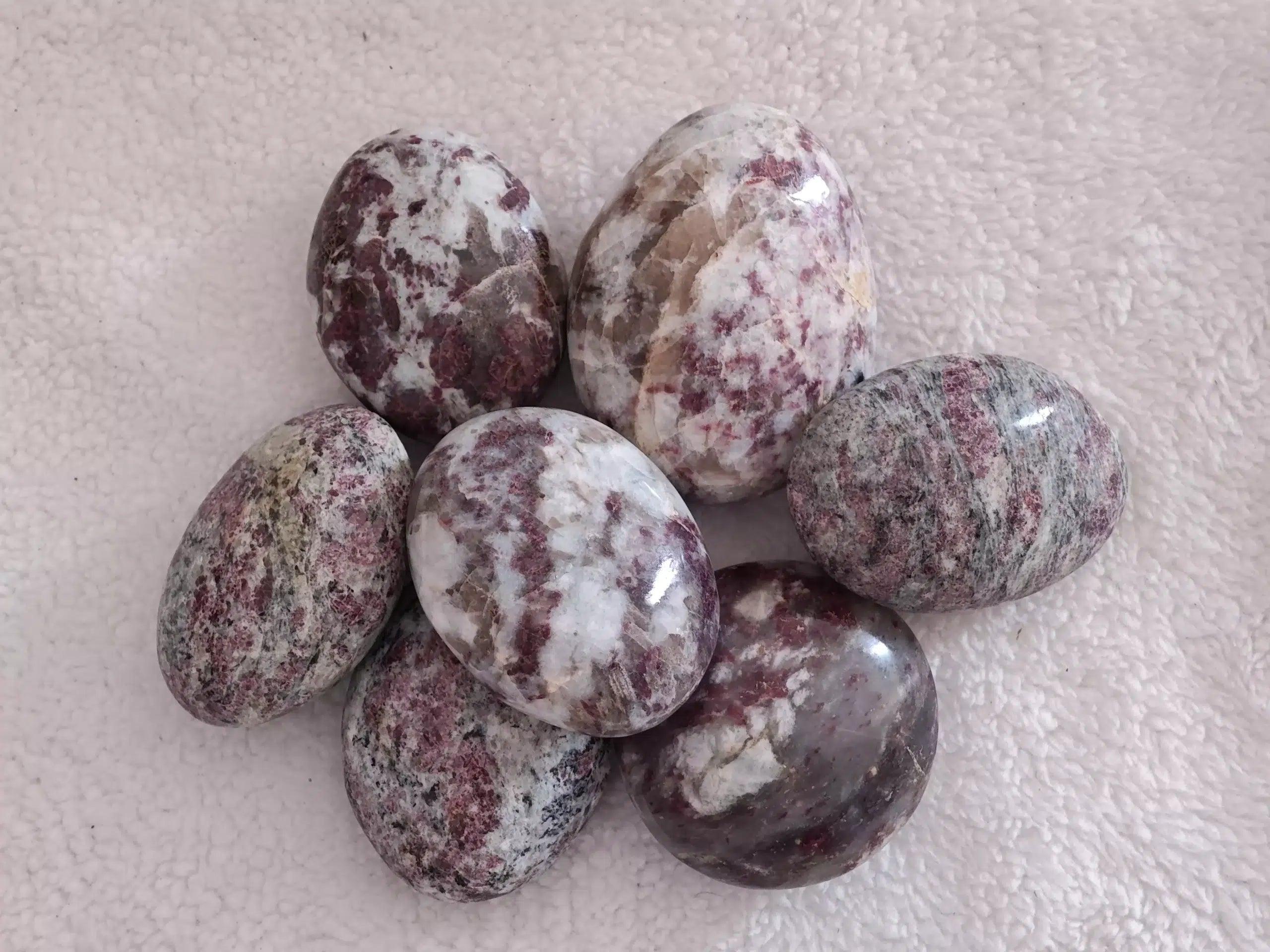 Pierre : Tourmaline Rose sur Quartz - Qualité : A - Origine : Madagascar Taille de pierre : 6-7cm - Forme : Galet Le produit que tu recevras peut différer de la photo de présentation, car chaque pierre naturelle est unique !