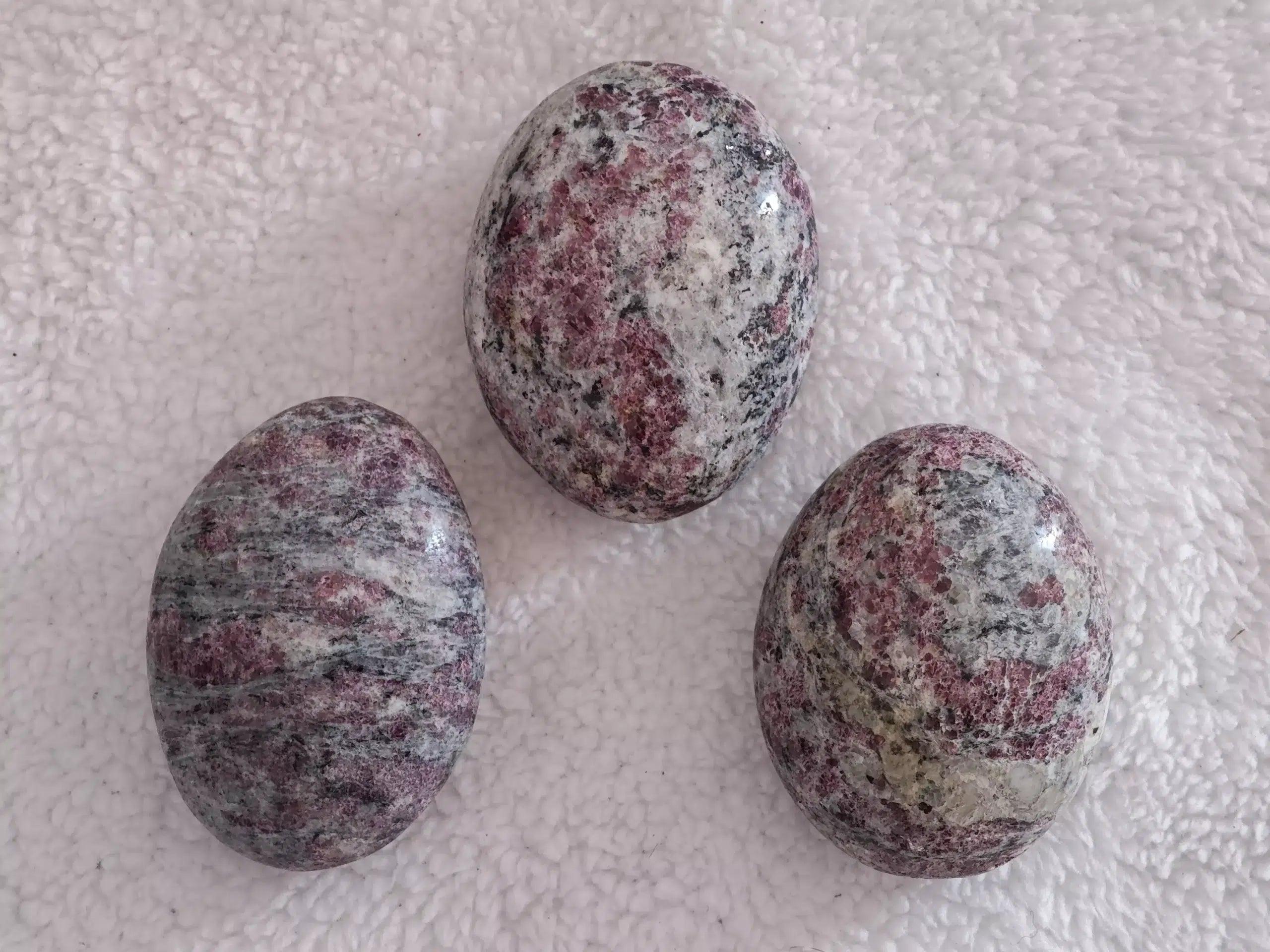 Tourmaline Rose sur Quartz - A - Galet - Oracles & Lunes