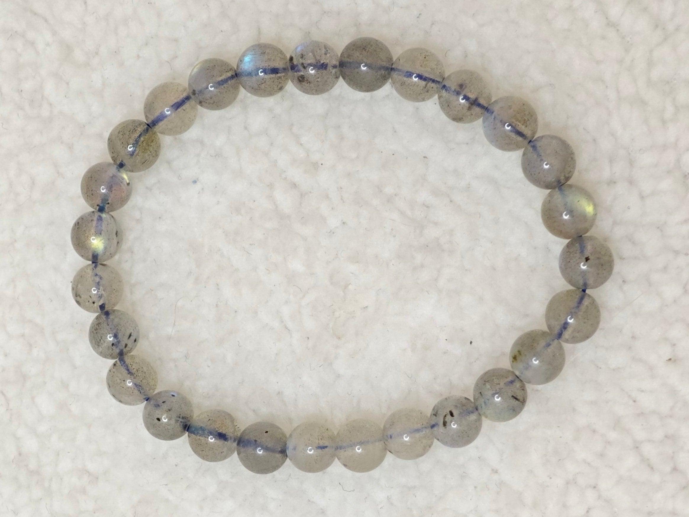 Pierre : Labradorite - Qualité : AA+ - Origine : Madagascar Taille de perle : 6mm - Forme : Boule Le produit que tu recevras peut différer de la photo de présentation, car chaque pierre naturelle est unique !