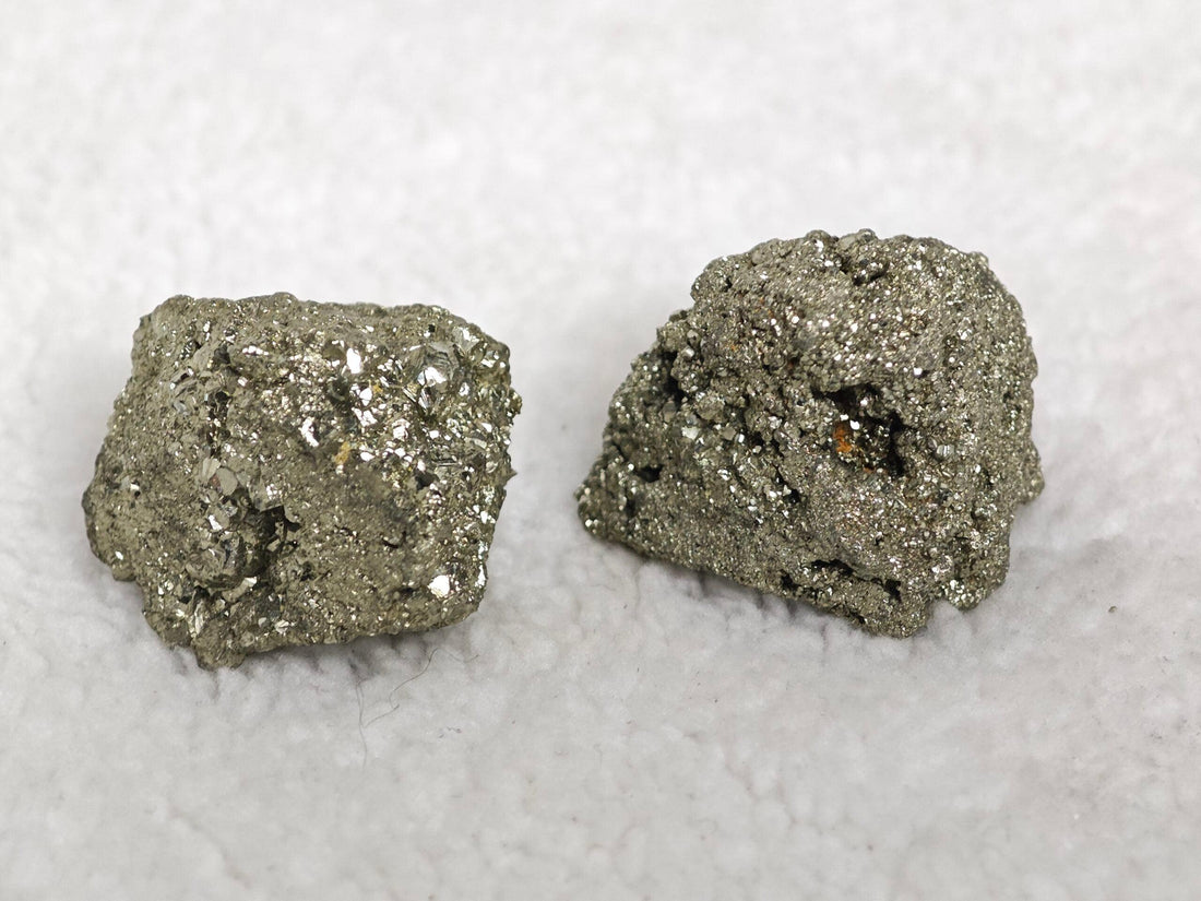 Pierre : Pyrite - Qualité : A - Origine : Inde Taille de pierre : 3-4cm - Forme : Brute Le produit que tu recevras peut différer de la photo de présentation, car chaque pierre naturelle est unique !