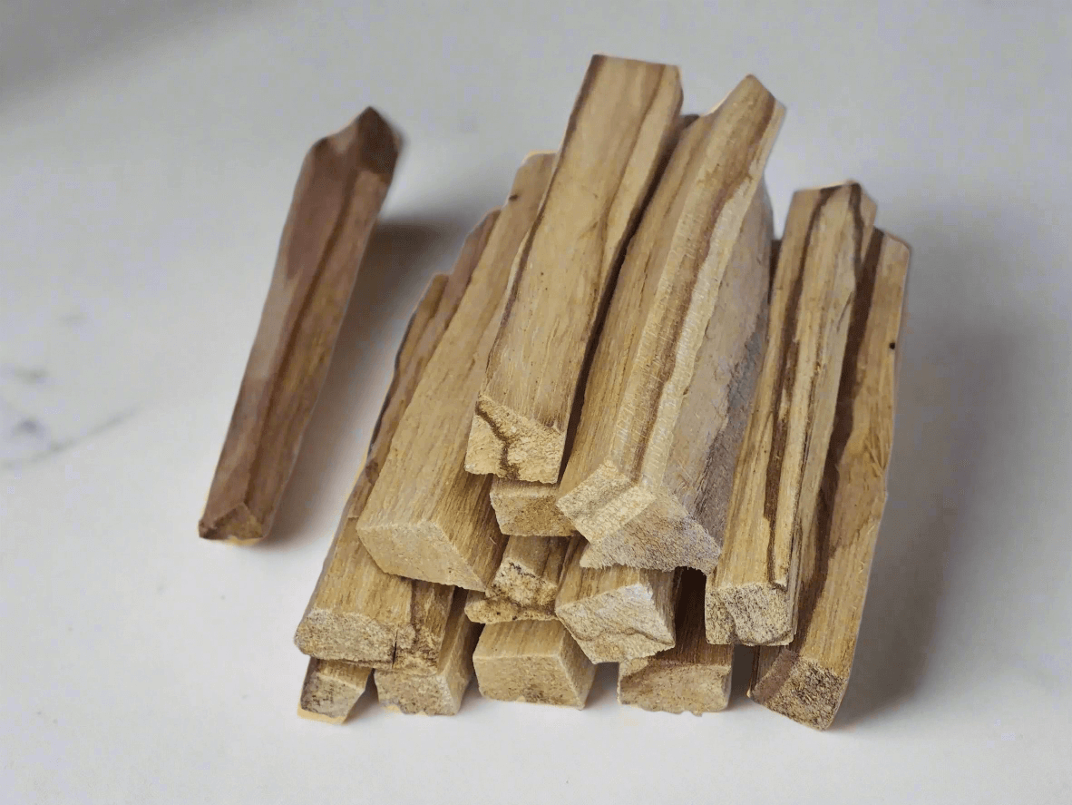 Pyramide de bois de Palo Santo