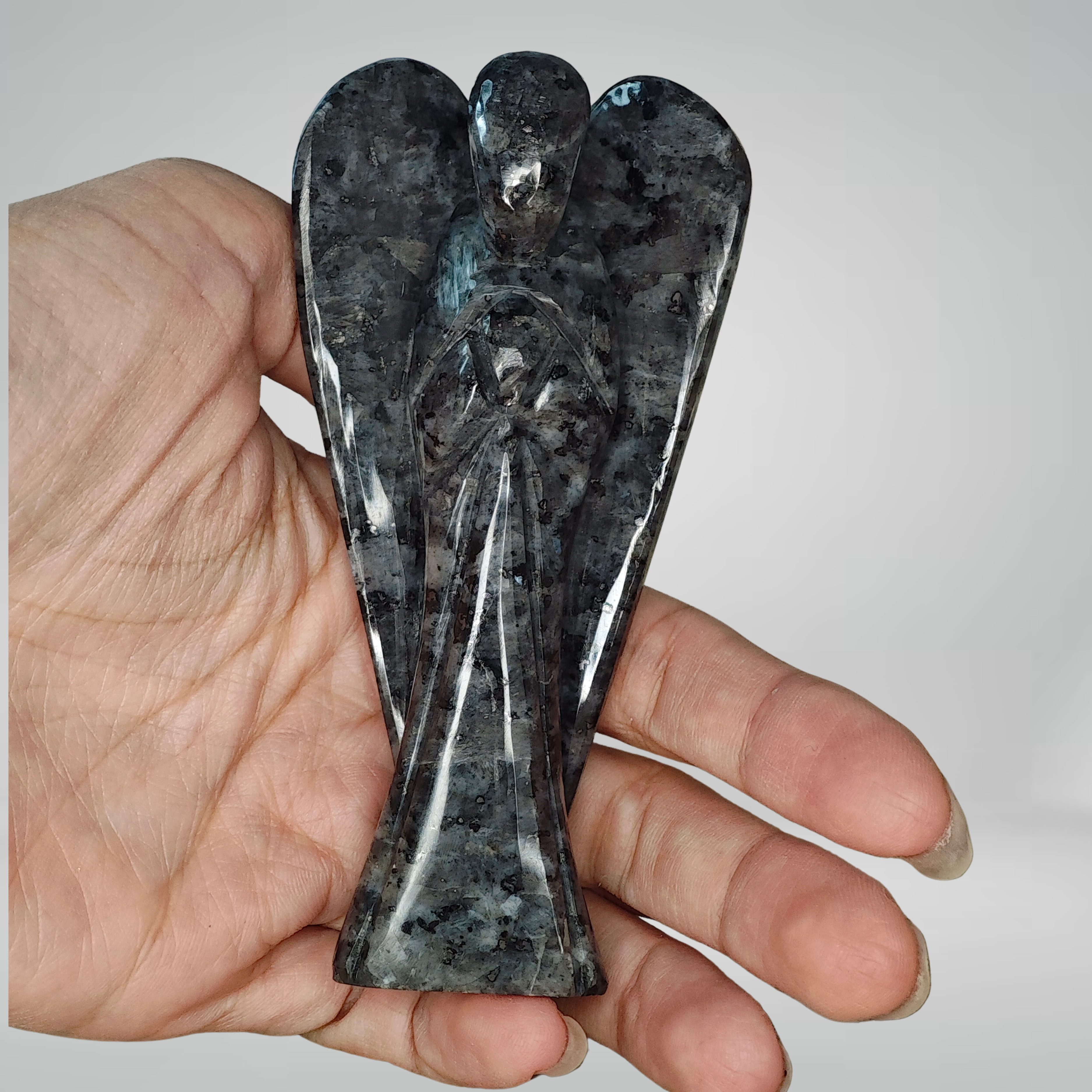 Ange Larvikite (Labradorite Noire) 10 cm - Oracles & Lunes