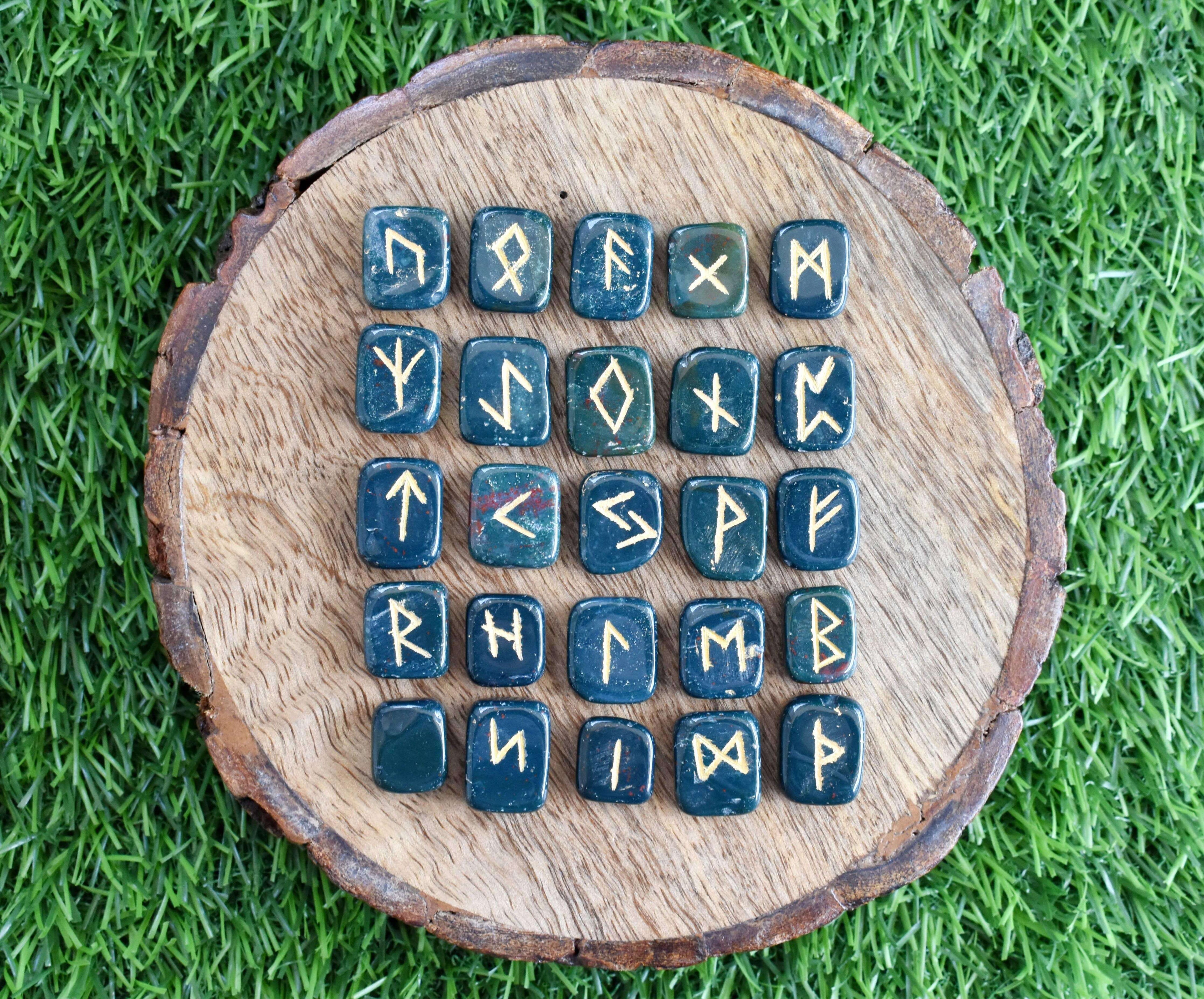 Ensemble de runes Futhrak en Bloodstone - Oracles &amp; Lunes