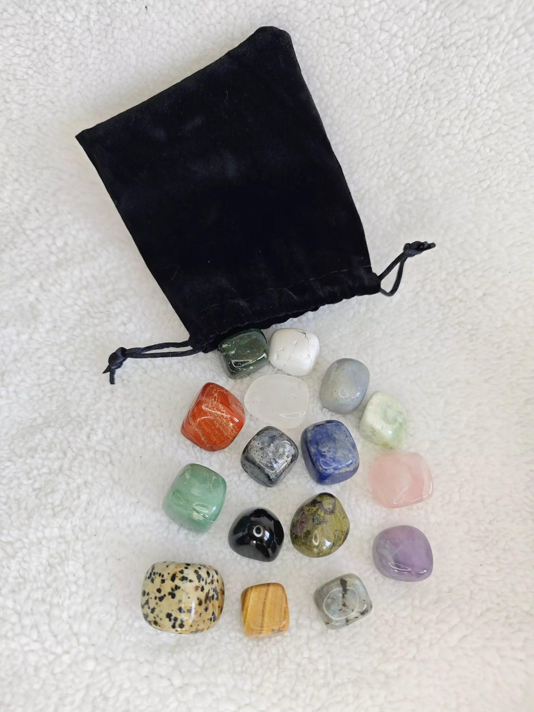 Le pochon découverte est un ensemble magique de 16 pierres naturelles, idéal pour explorer les bienfaits de la lithothérapie. Chaque pierre, soigneusement sélectionnée, t&