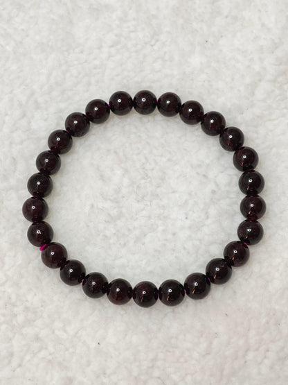 Pierre : Grenat Almandin - Qualité : A - Origine : Pakistan Taille de perle : 8mm - Forme : Boule Le produit que tu recevras peut différer de la photo de présentation, car chaque pierre naturelle est unique !