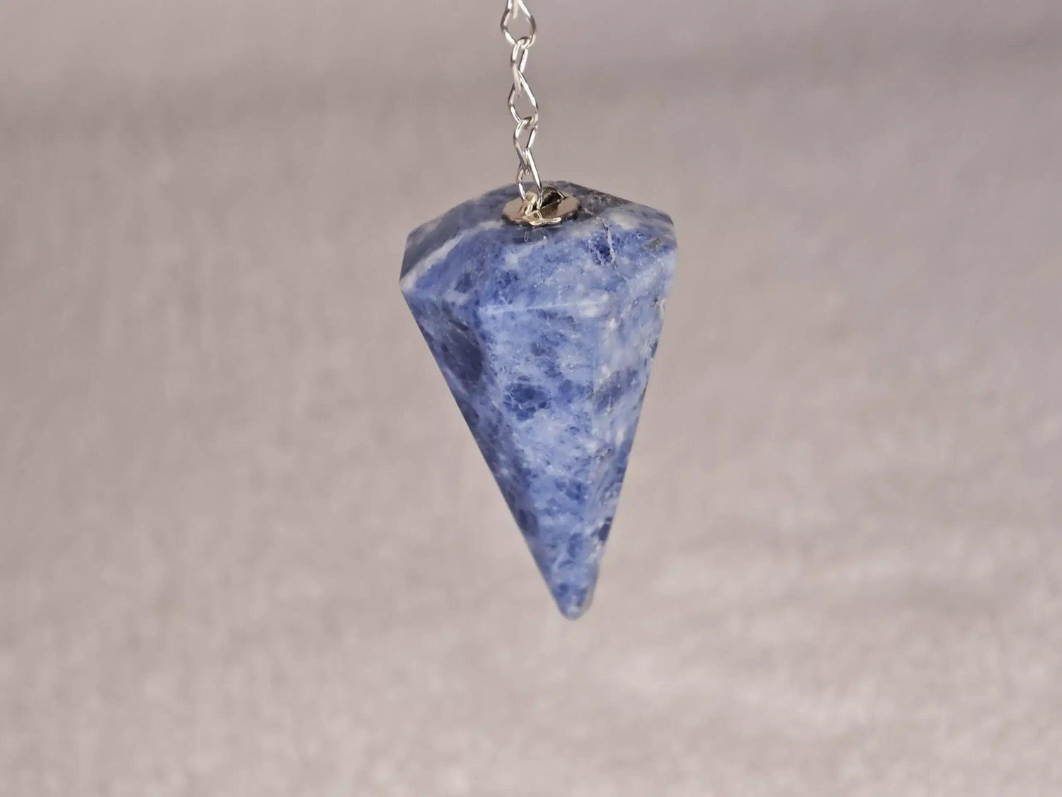 Découvrez notre magnifique pendule de radiesthésie en sodalite, une pierre réputée pour sa capacité à harmoniser l&