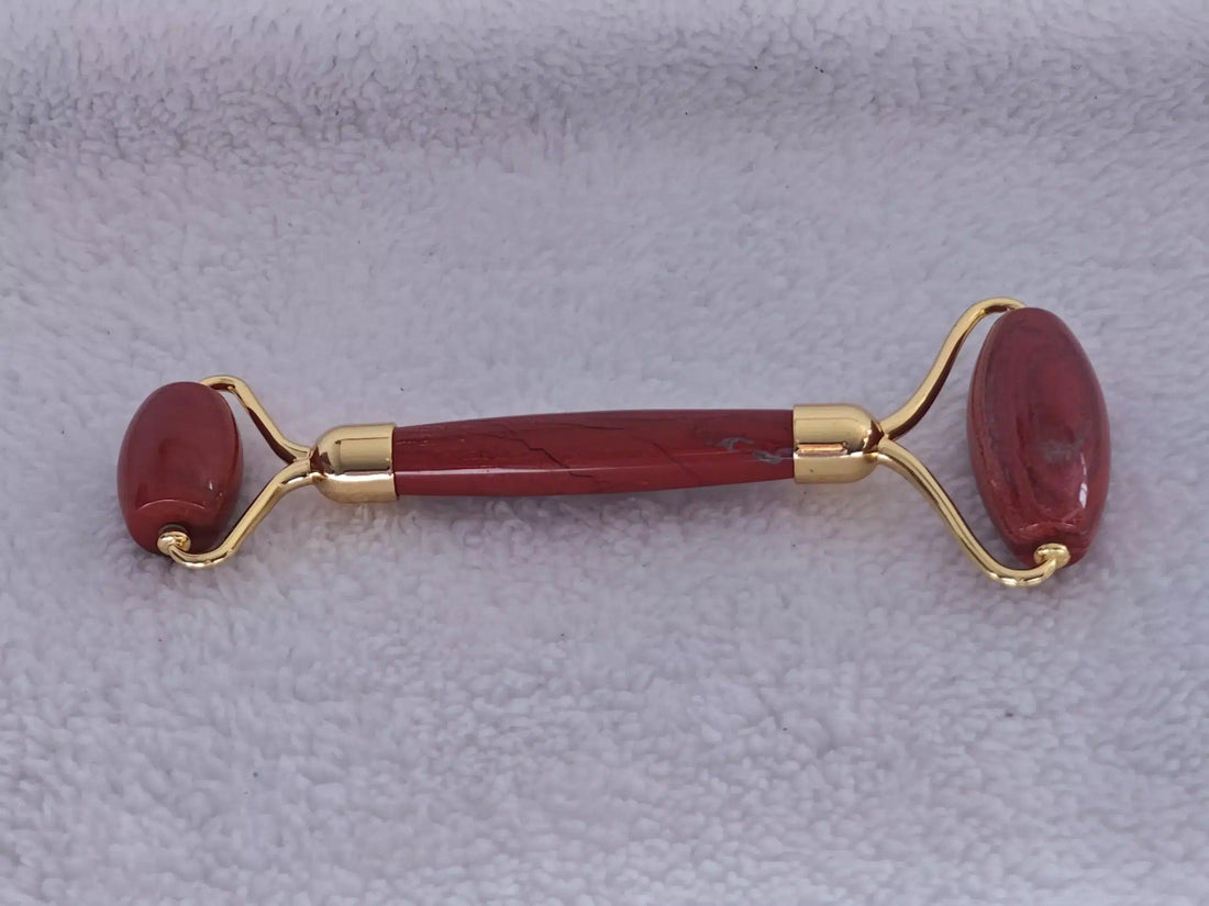 Le rouleau de massage double en jaspe rouge est un outil de bien-être prisé, composé de cette pierre naturelle aux magnifiques teintes de rouge et d&