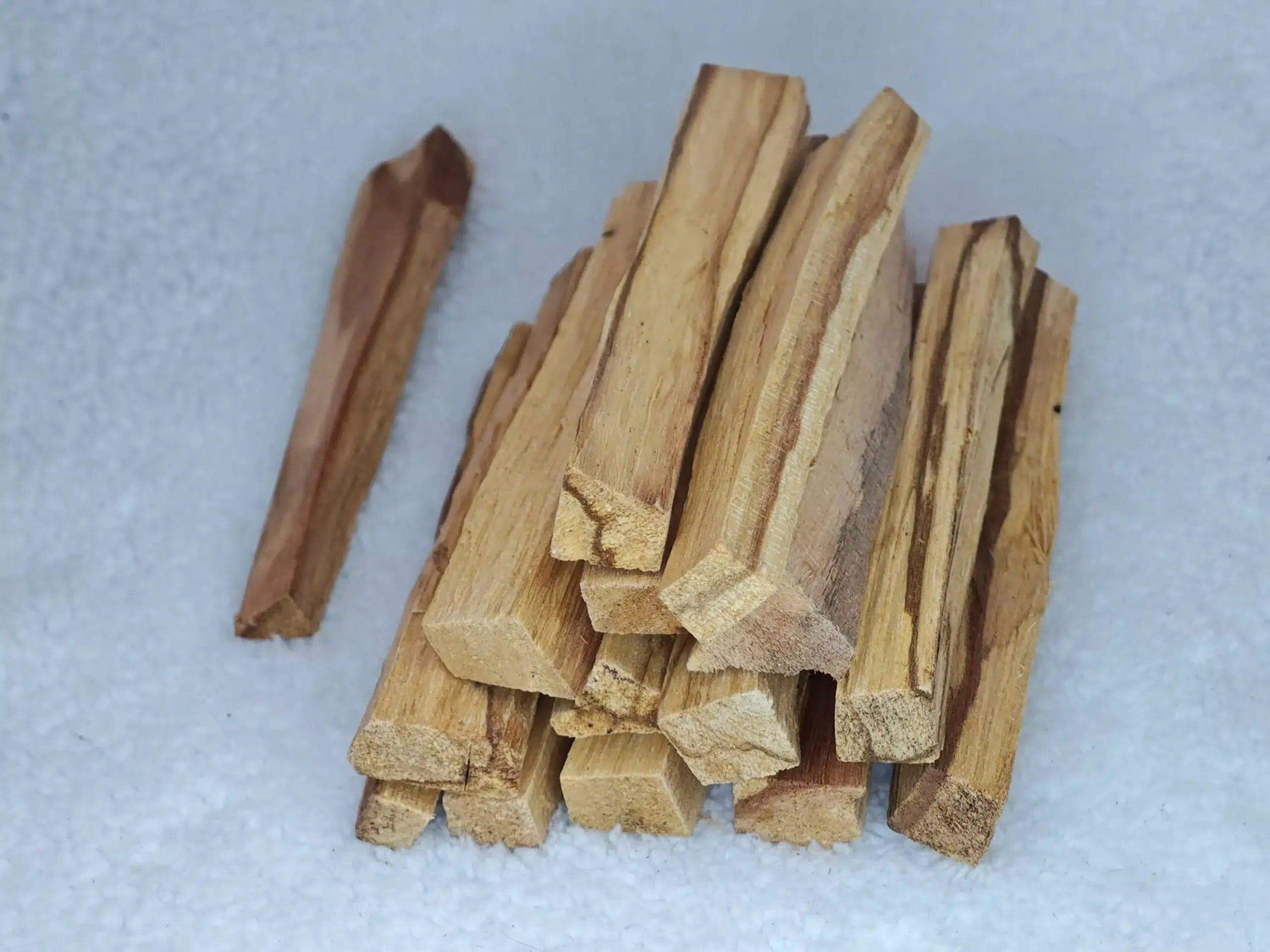 Le bois de Palo Santo, surnommé &quot;le bois sacré&quot;, est un trésor naturel originaire d&