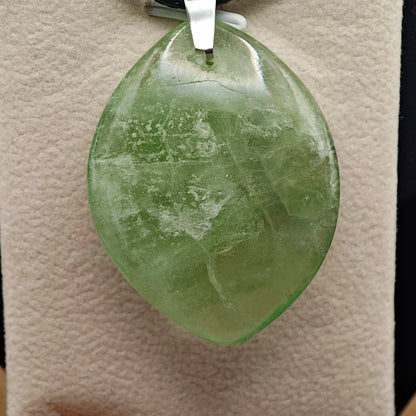 Pendentif Fluorine verte - AA - Libre - Oracles &amp; Lunes
