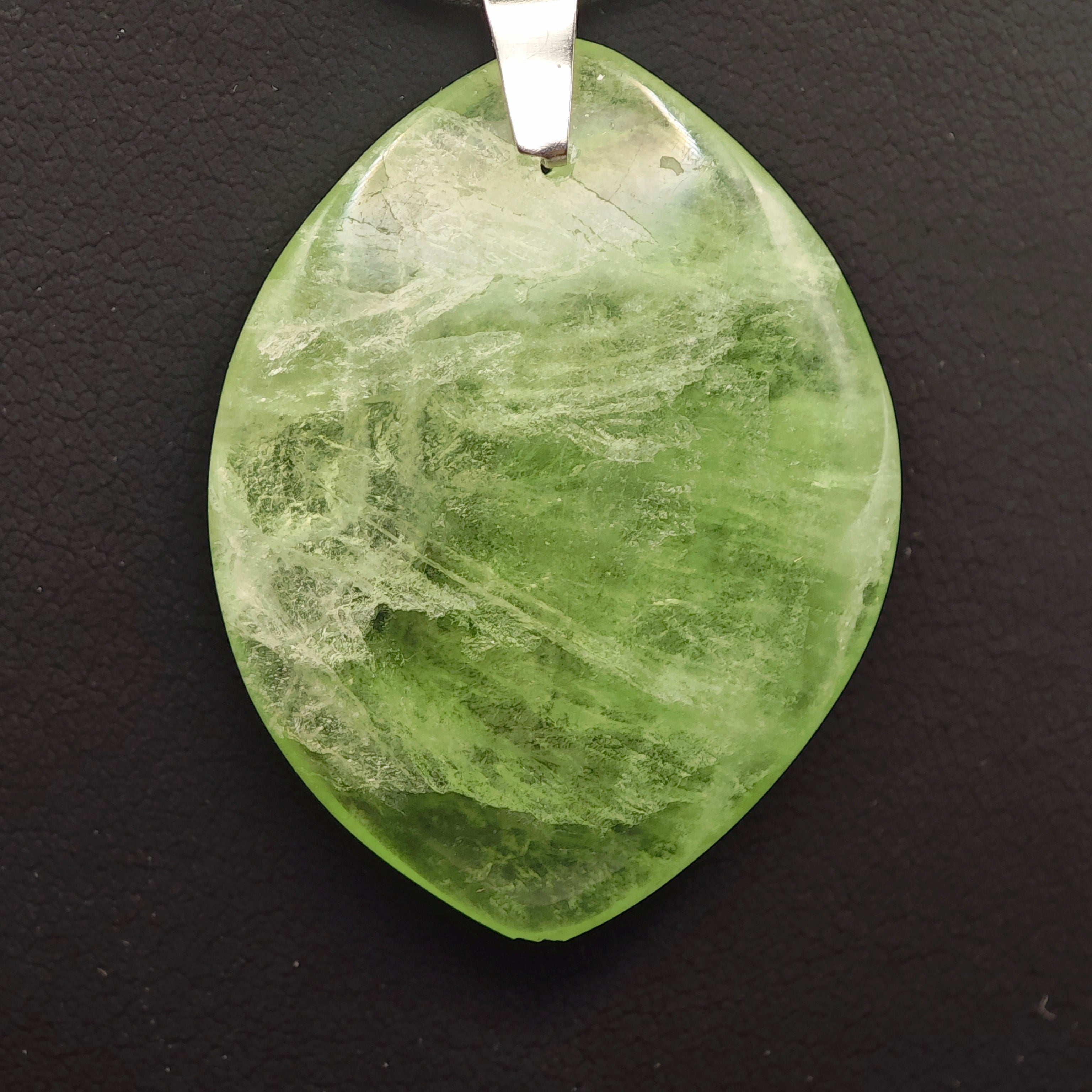 Pendentif Fluorine verte - AA - Libre - Oracles &amp; Lunes