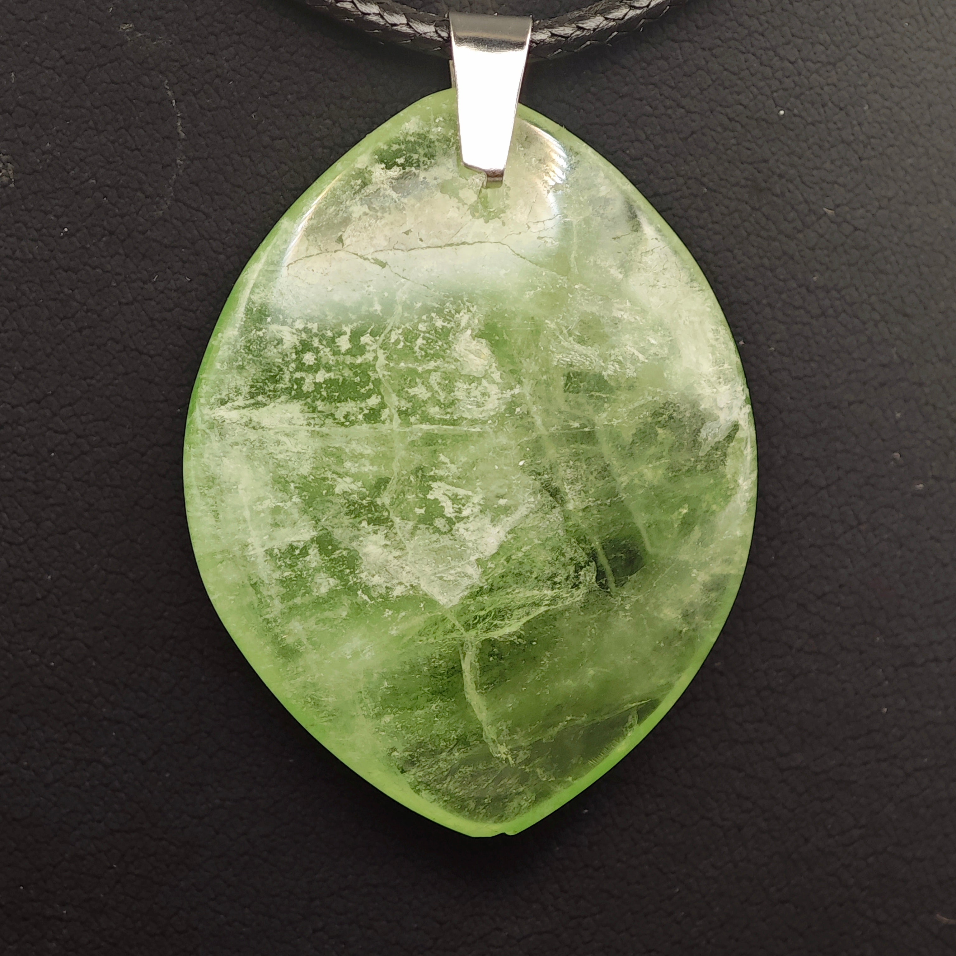 Pendentif Fluorine verte - AA - Libre - Oracles &amp; Lunes