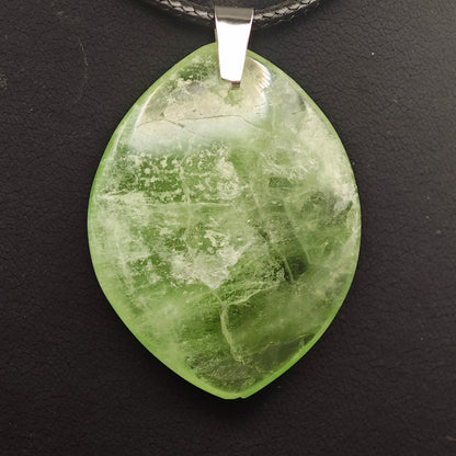 Pendentif Fluorine verte - AA - Libre - Oracles &amp; Lunes